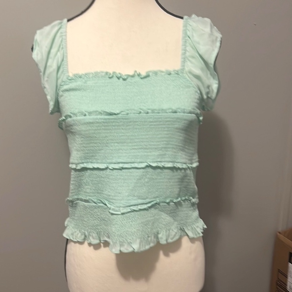 NWOT Wonderly Ruffle Sleeve Crop Top